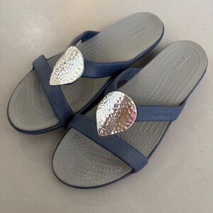 Size 8 Crocs Sanrah Hammered Teardrop Silver Tone Metal Slides Sandals